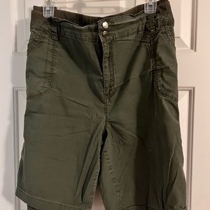 Gloria Vanderbilt olive color shorts 24W